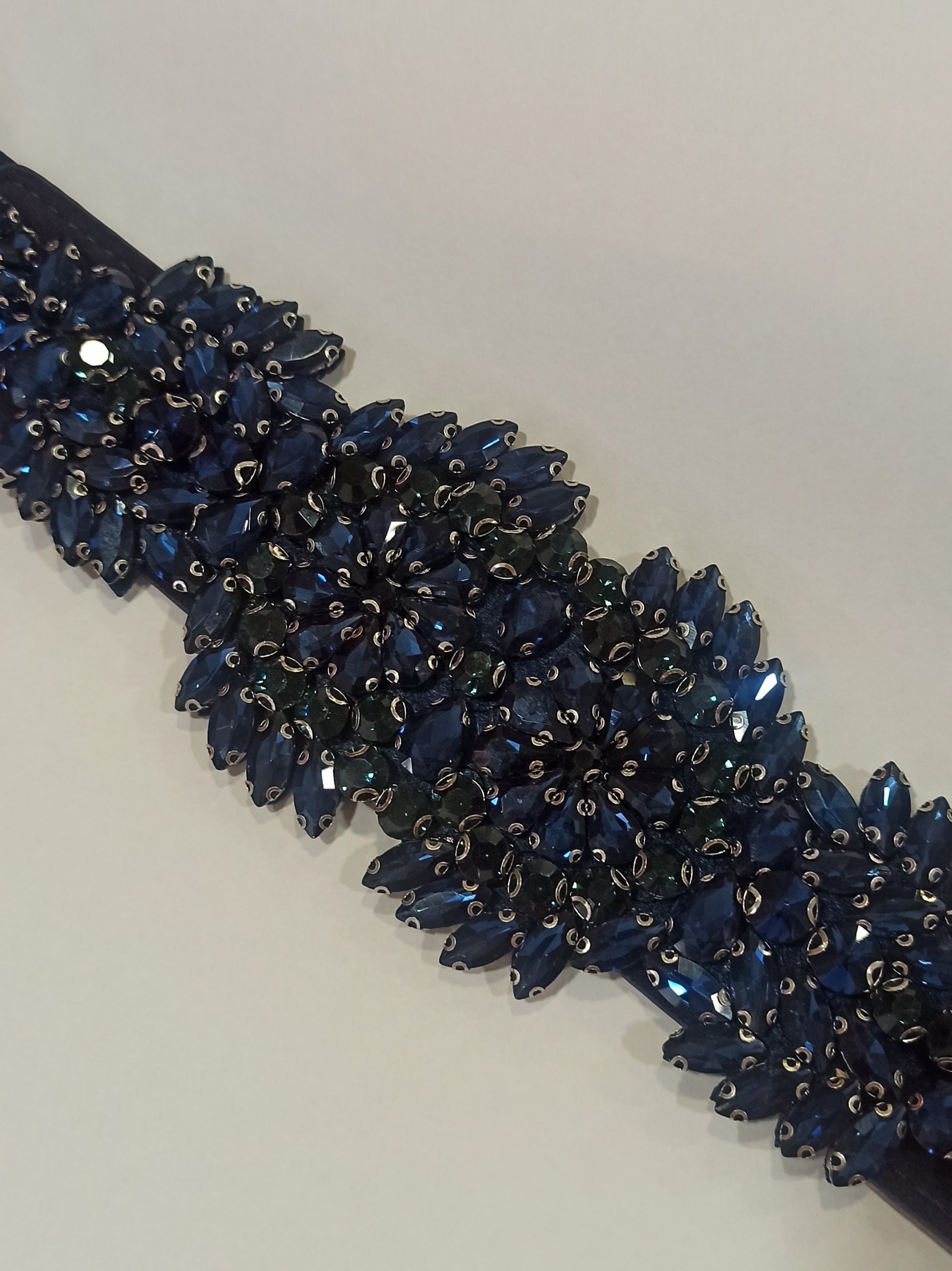 detalle cinturón-invitada-pedreria-azul-marino