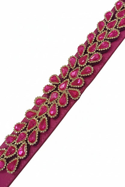 detalle cinturón para vestidos de fiesta fucsia con pedrería