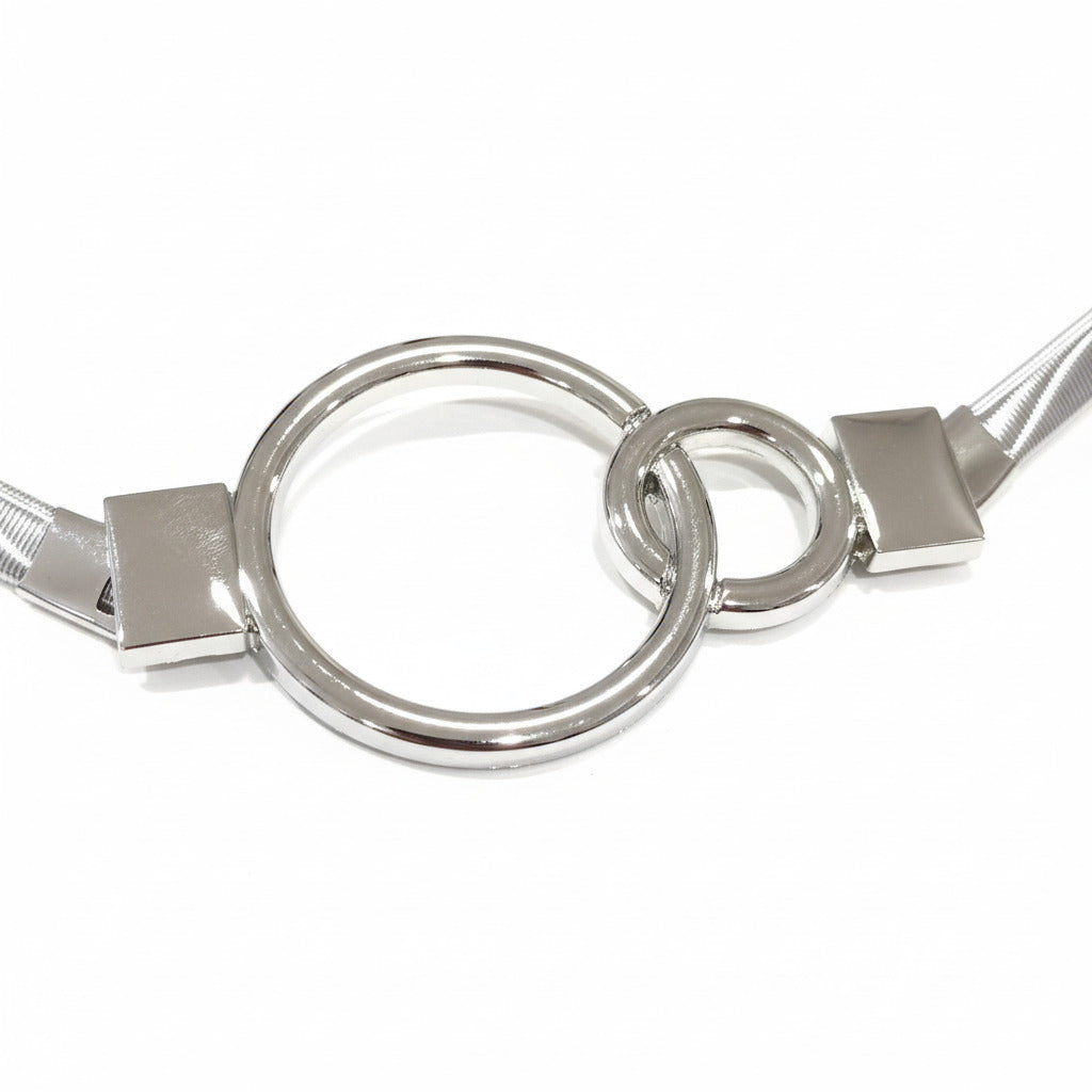 detalle del cinturon plata elastico con hebilla redonda