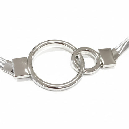 detalle del cinturon plata elastico con hebilla redonda