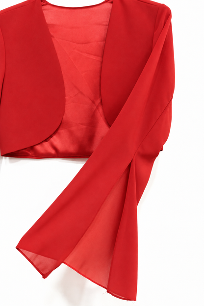 Detalle de la abertura de la manga campana en rojo