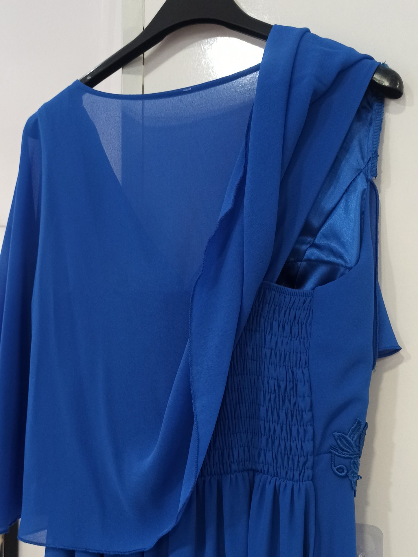 vestido de ceremonia corto azul con escote pico de encaje y pedrería-Vista bnada elástica