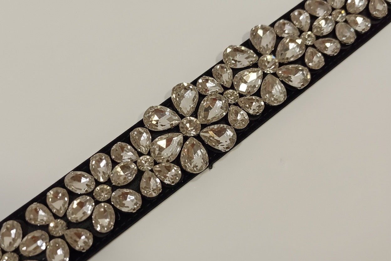 Cinturón negro con pedrería plata
