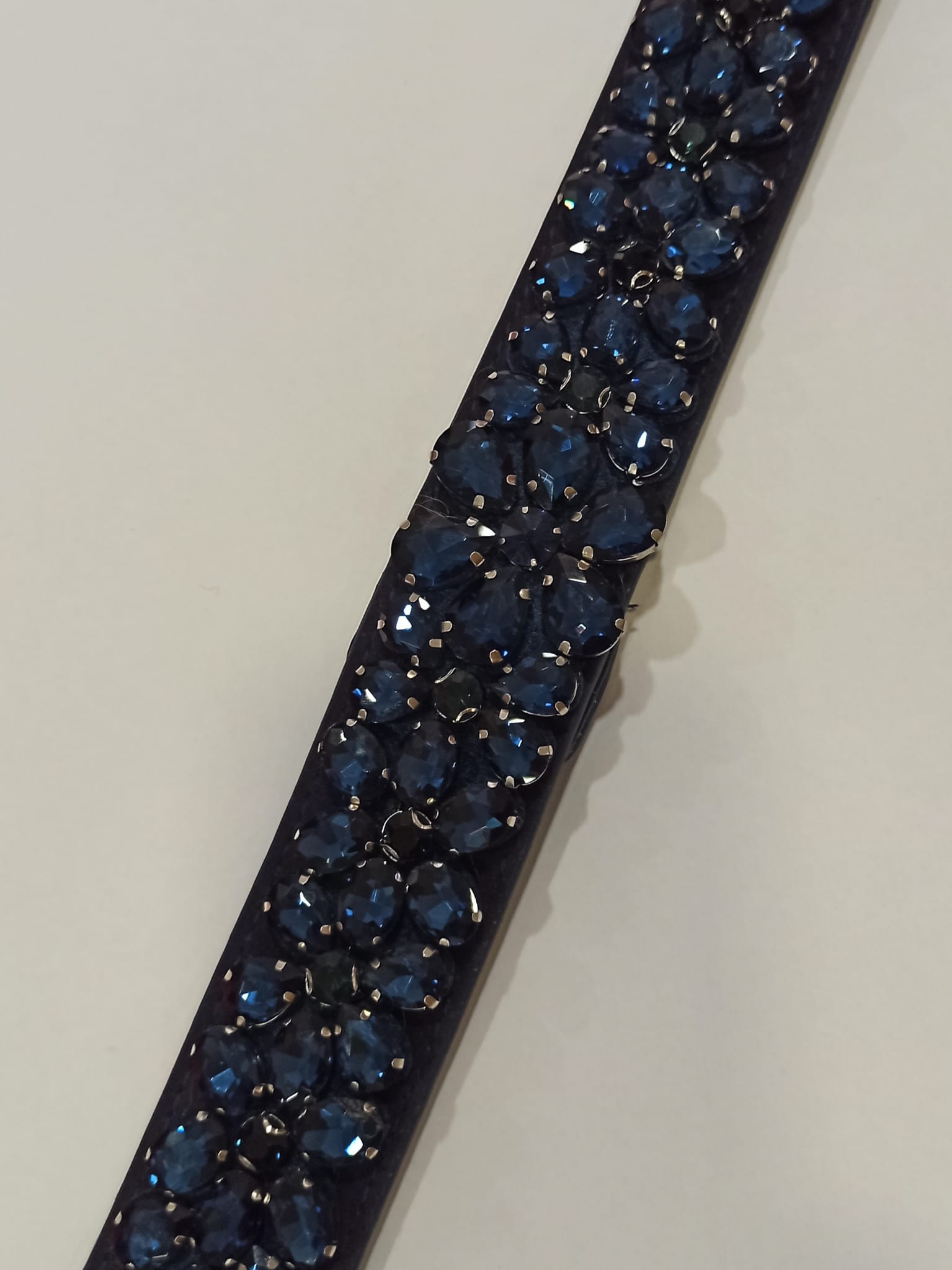 Cinturón de fiesta azul marino con pedrería