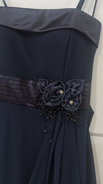 detalle vestido de fiesta corto azul marino con escote palabra de honor y detalle de flor en la cintura