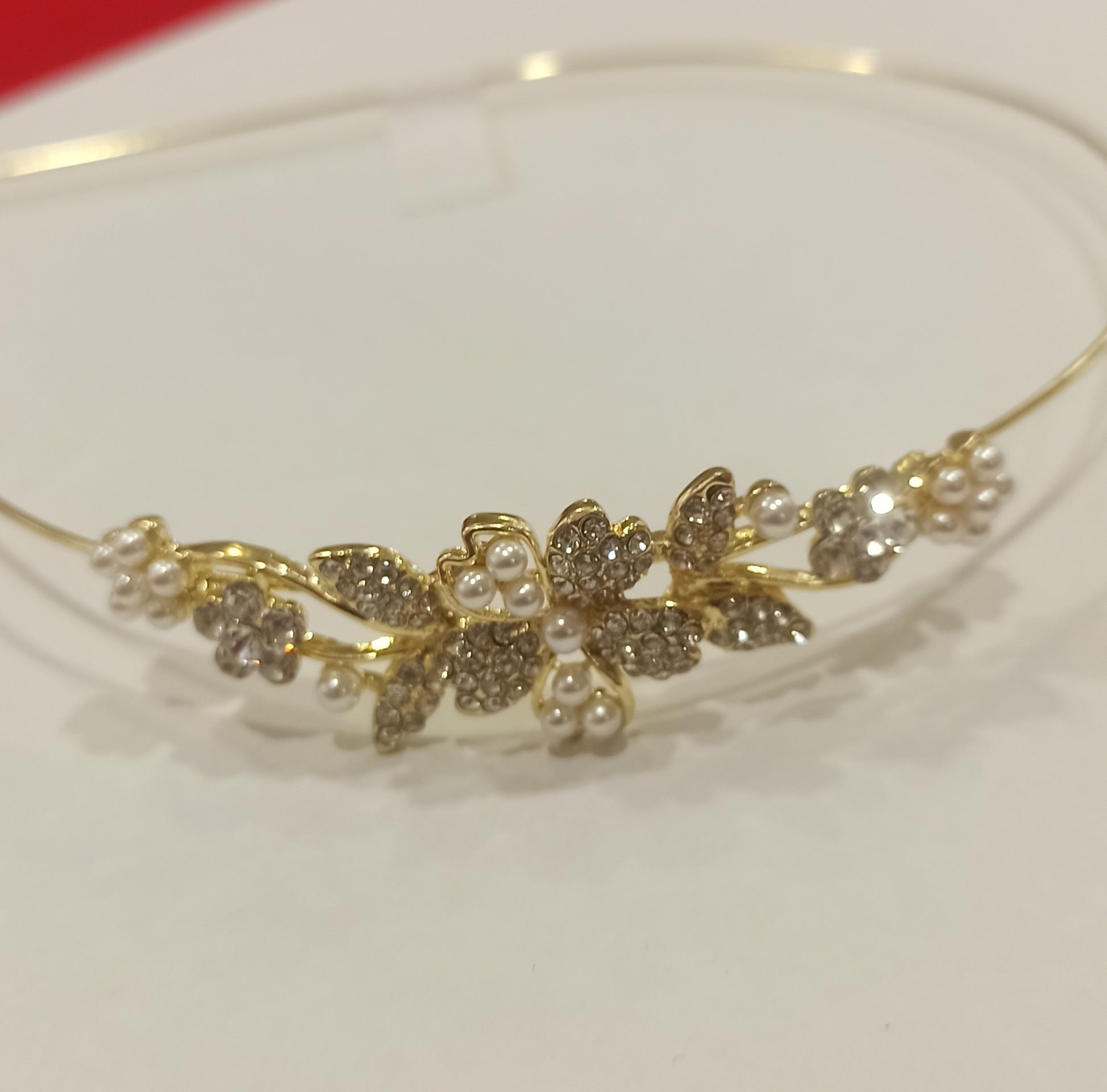 detalle diadema dorada perlas y pedreria