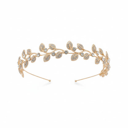 detalle diadema dorada con hojas y pedrería