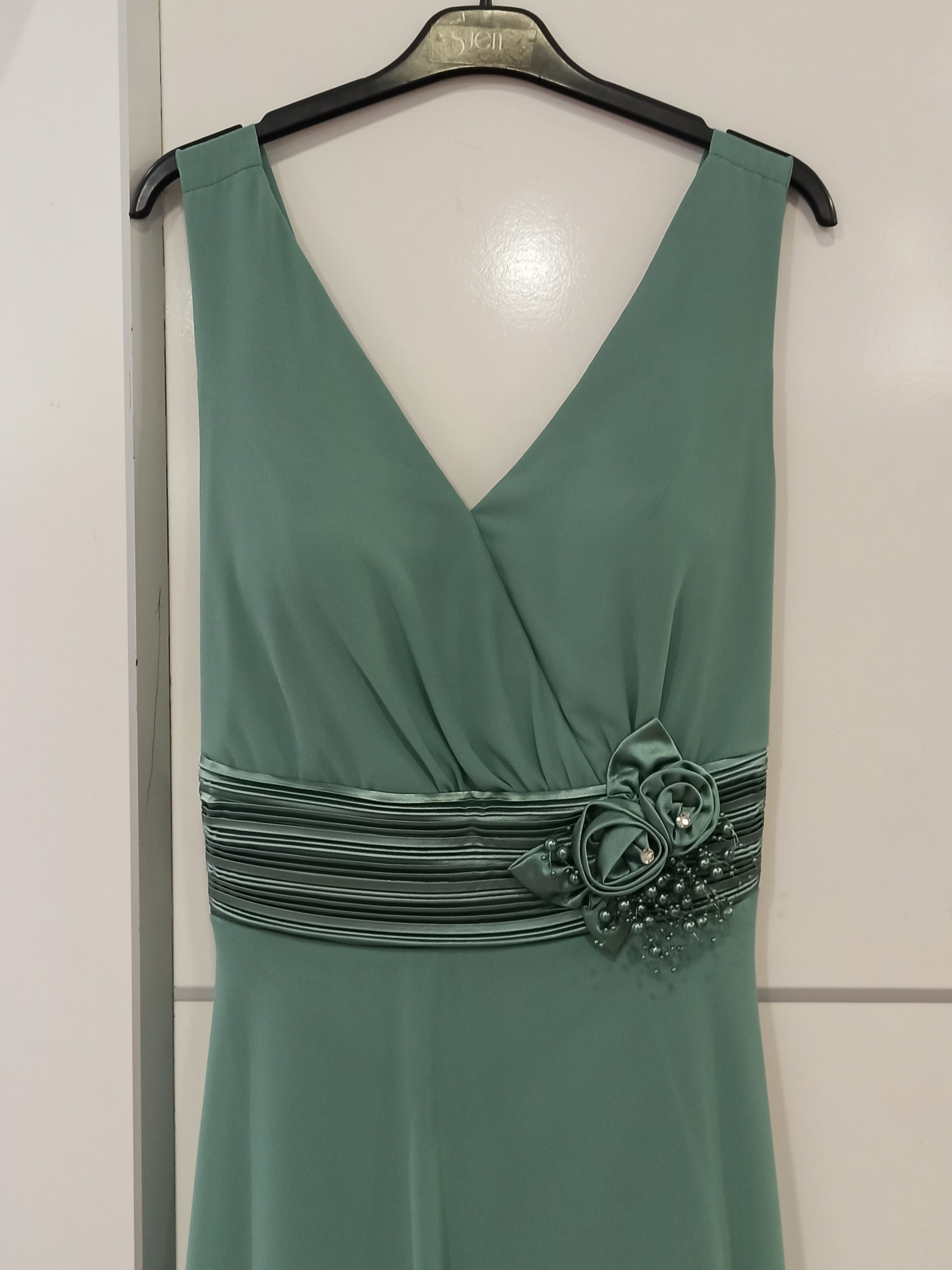 Escote Vestido para ceremonias corto verde agua con escote pico y falda vuelo