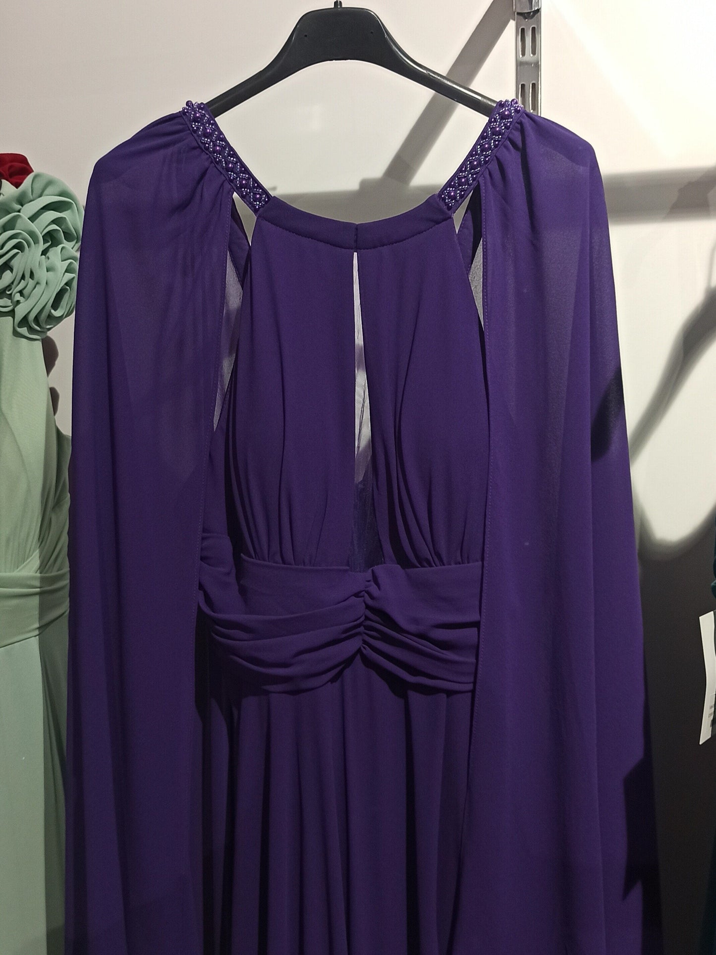 Vestido de Fiesta Largo Male - Escote Halter con Capa y Pedrería-Vista escote