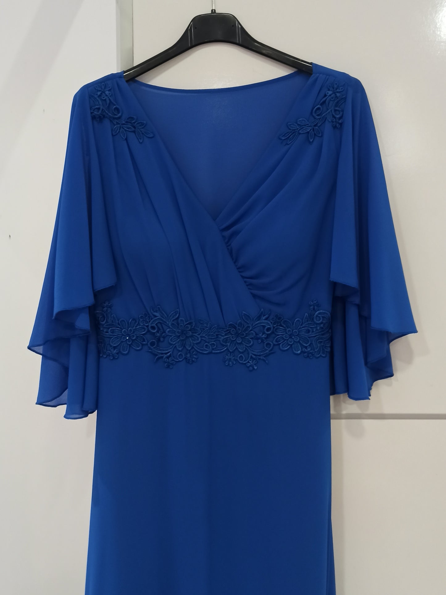 escote vestido de ceremonia largo elegante con escote pico azul y detalles de encaje