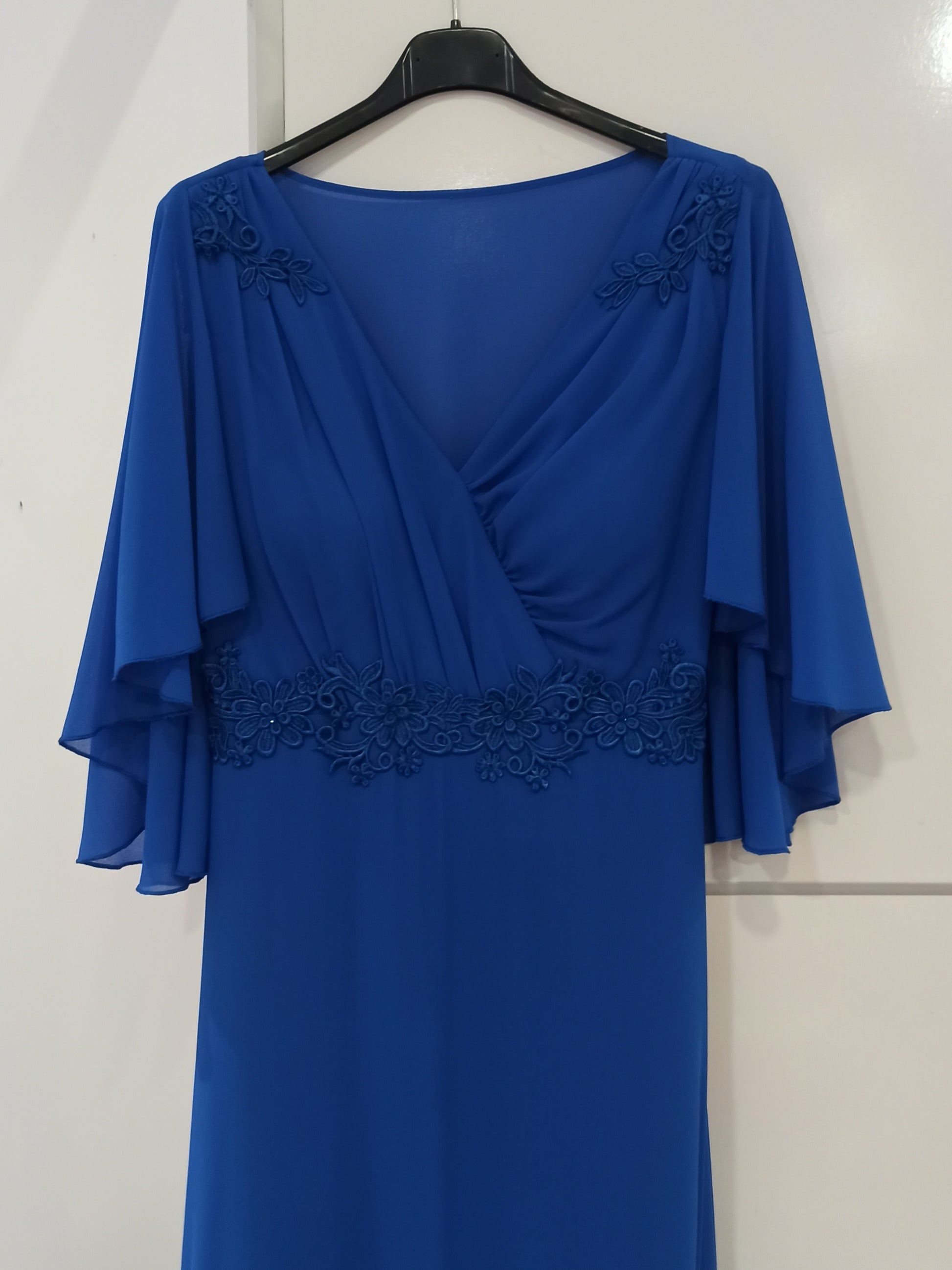 escote vestido de ceremonia largo elegante con escote pico azul y detalles de encaje
