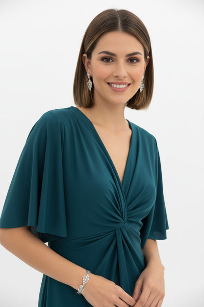 escote vestido de fiesta largo verde azulado con manga corta y nudo cruzado en el escote 