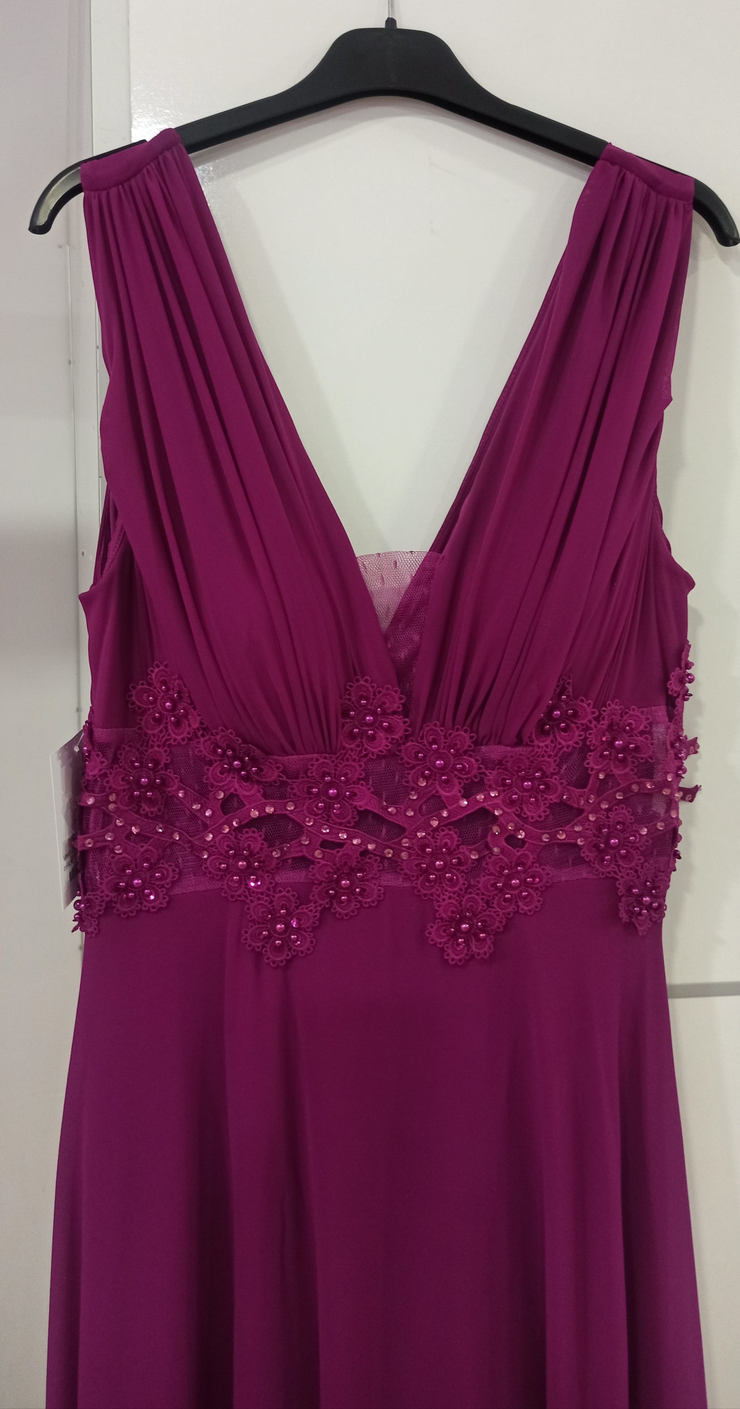 escote vestido de fiesta largo para boda con encaje en la cintura magenta