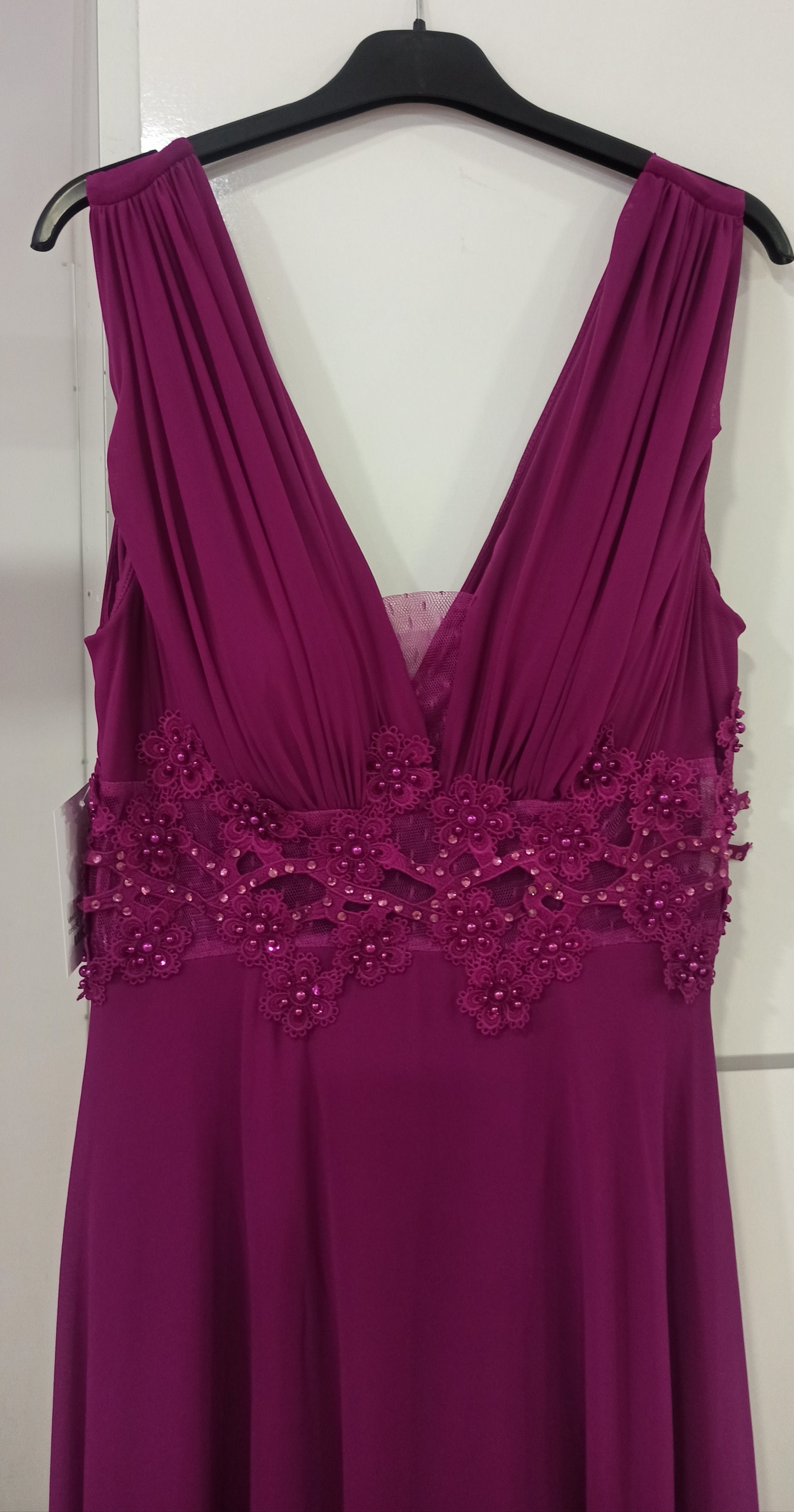 escote vestido de fiesta largo para boda con encaje en la cintura magenta