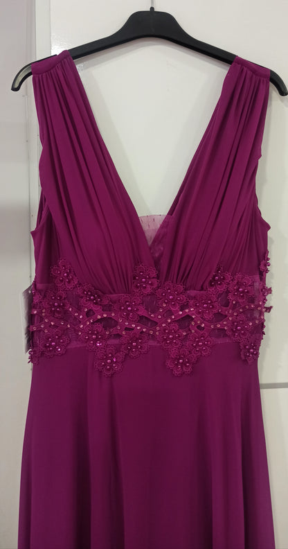 escote vestido de fiesta largo para boda con encaje en la cintura magenta
