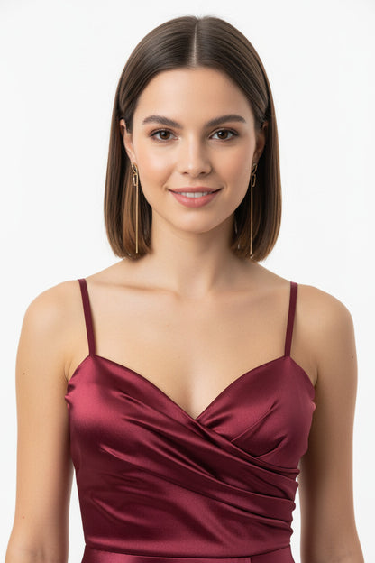 escote vestido de fiesta largo de satén burdeos con abertura en la falda