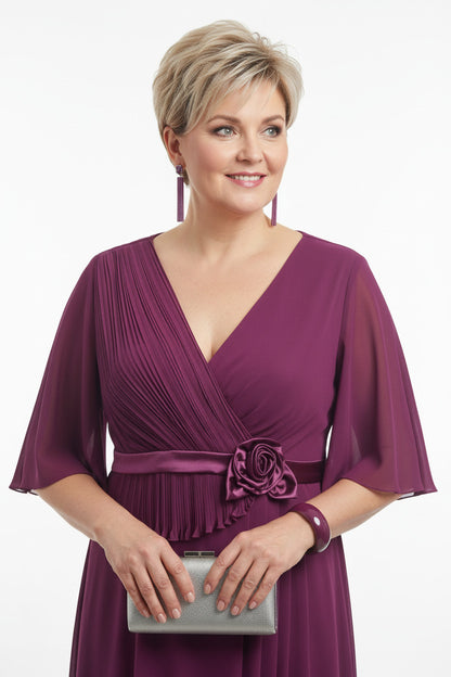 escote vestido de fiesta largo elegante en talla grande con plisados y detalle de flor magenta