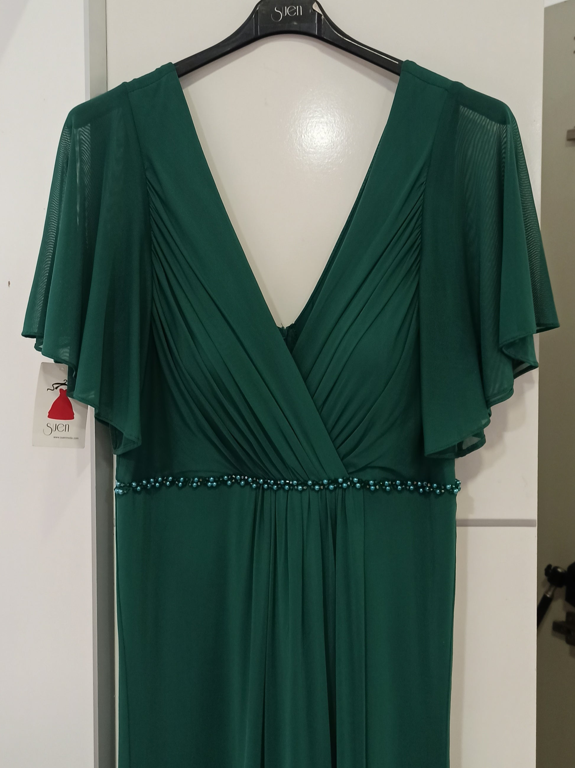 Vestido invitada boda favorecedor color verde con escote pico y manga corta detalle de pedreria-Vista en percha