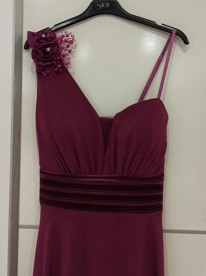 Vestido invitada boda corto con escote asimétrico detalle flor color burganvilla-Vista escote