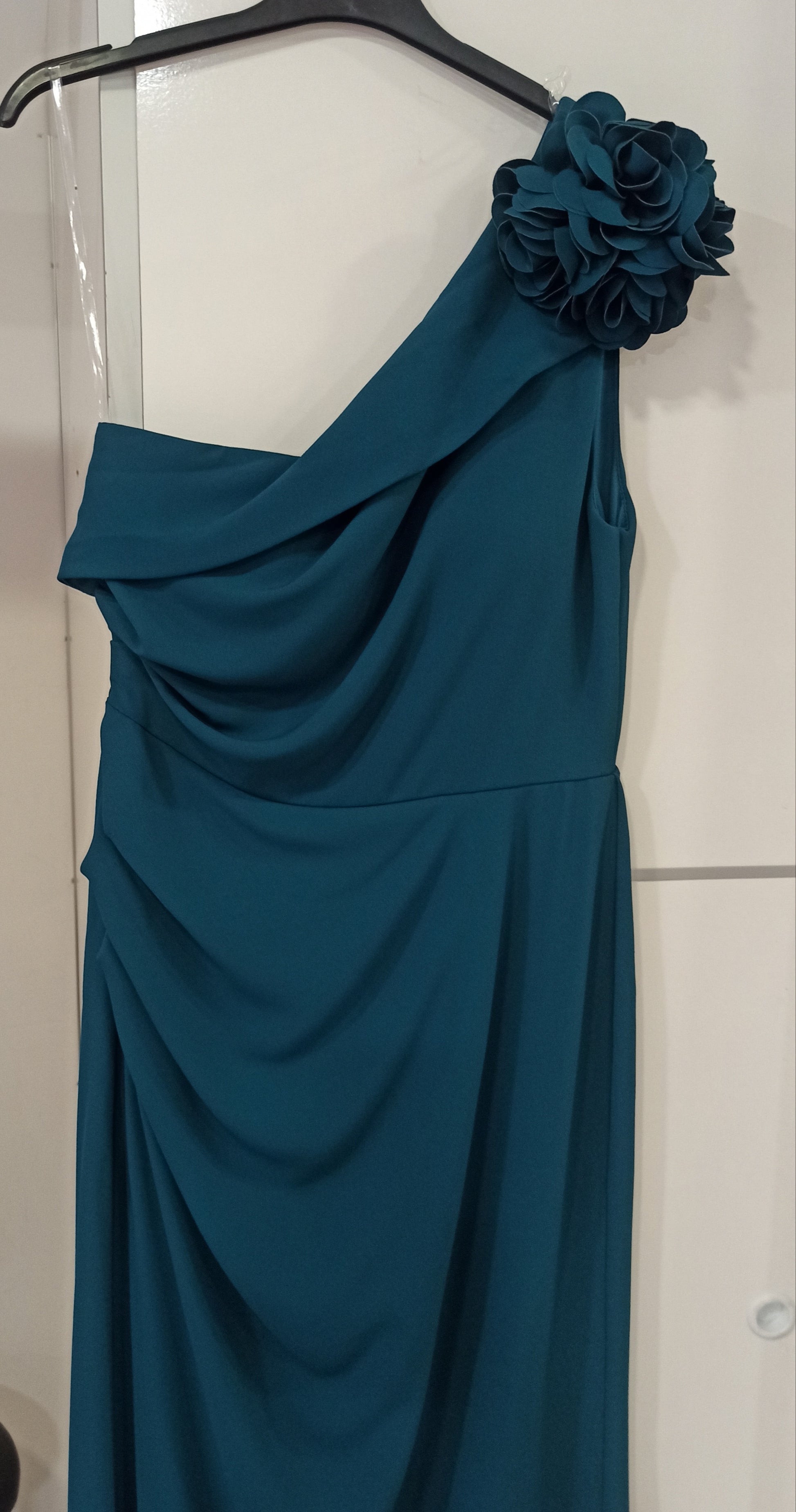escote vestido de fiesta elegante para madrina con escote asimétrico