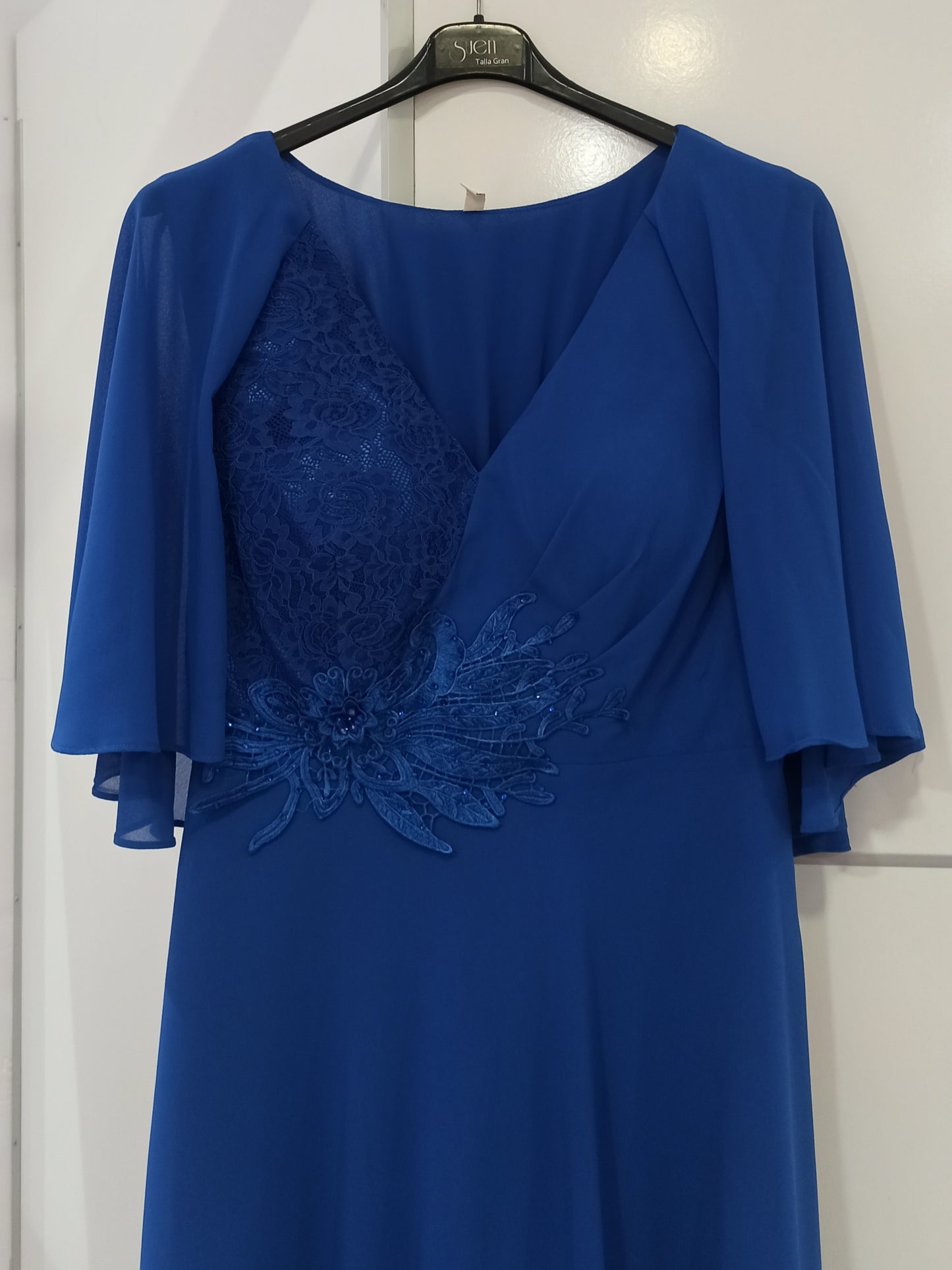 escote vestido de ceremonia corto azul con escote pico de encaje y pedrería