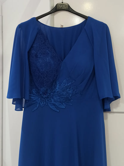 escote vestido de ceremonia corto azul con escote pico de encaje y pedrería