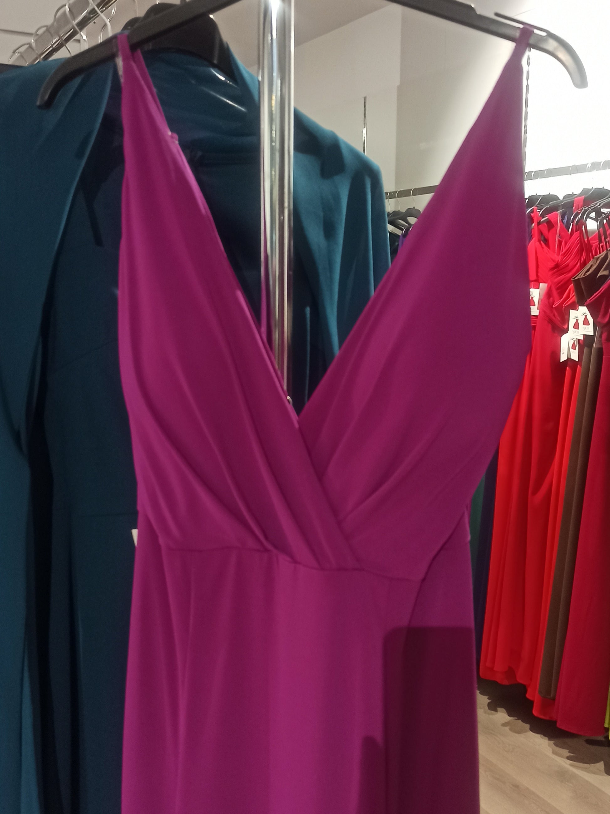 Escote Vestido sirena con abertura en la falda y espalda abierta color magenta