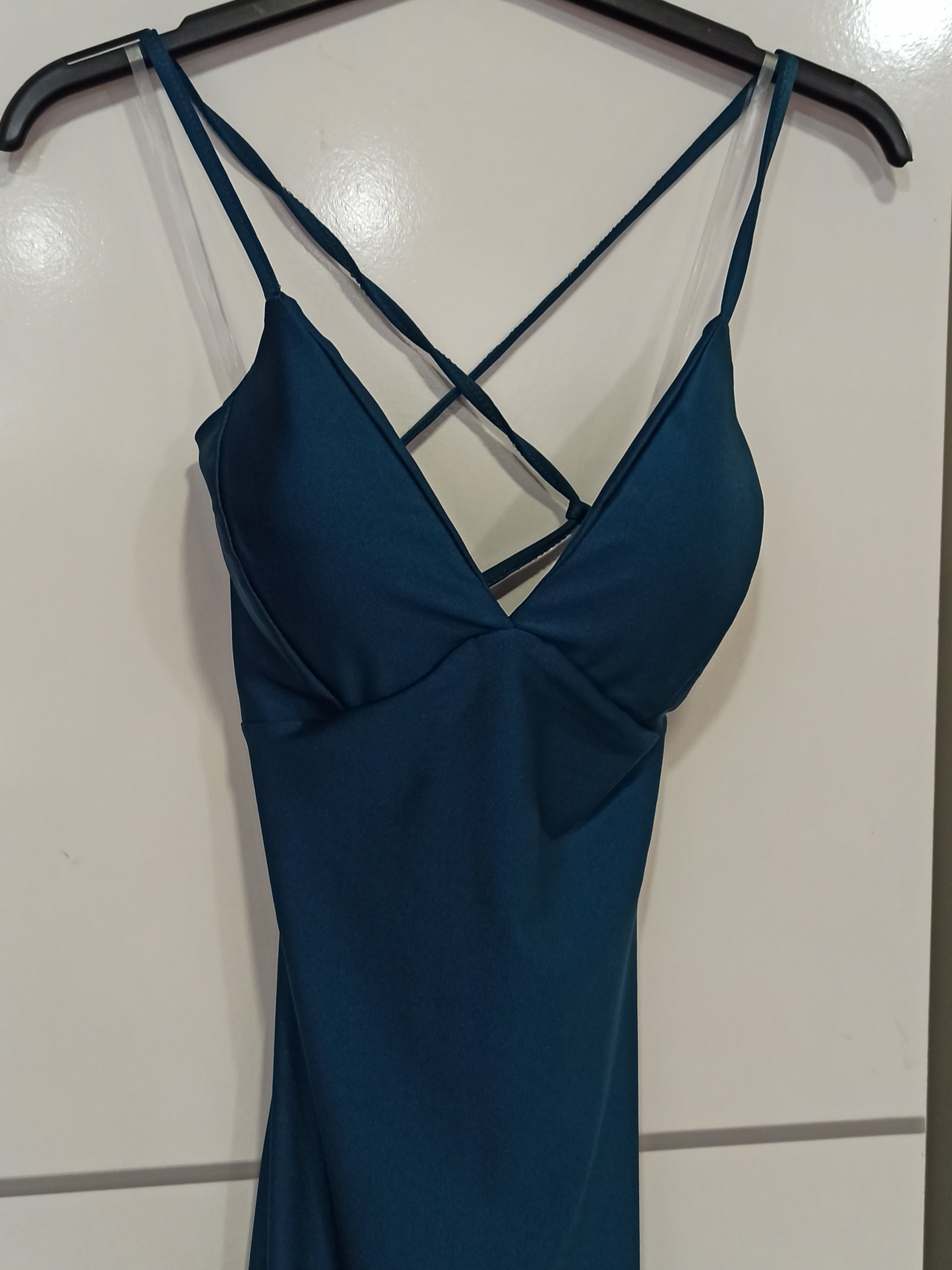 escote vestido sirena verde azulado con espalda descubierta