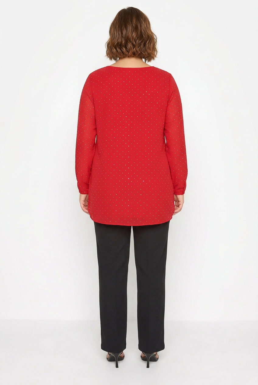 Vista de espalda de la blusa roja con brillos plata