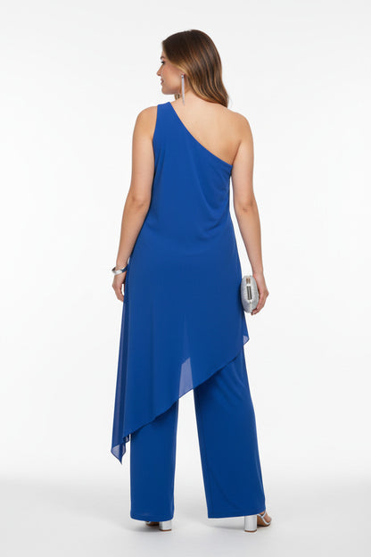 espalda mono para invitada con escote asimétrico tipo capa azul