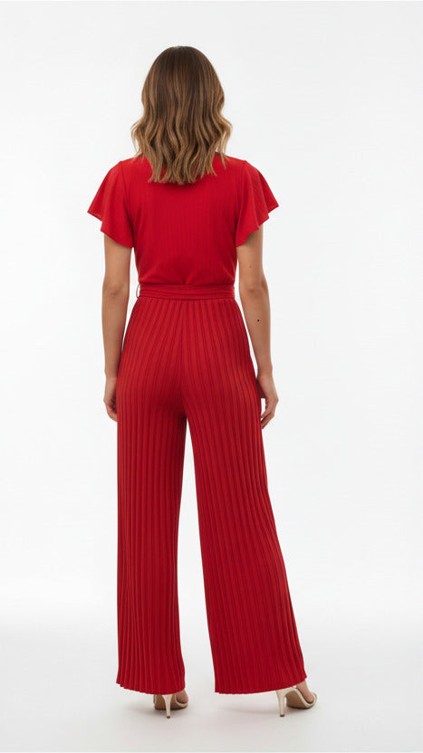 espalda mono rojo para invitada con pantalón plisado