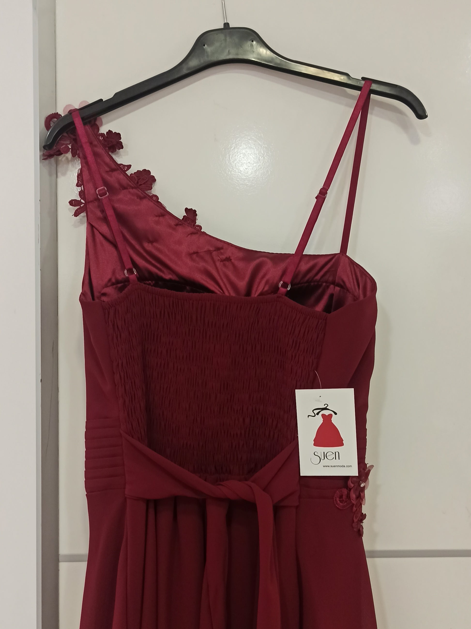 Vestido de Fiesta Corto Jumilla - Escote Asimétrico con Flores de Encaje