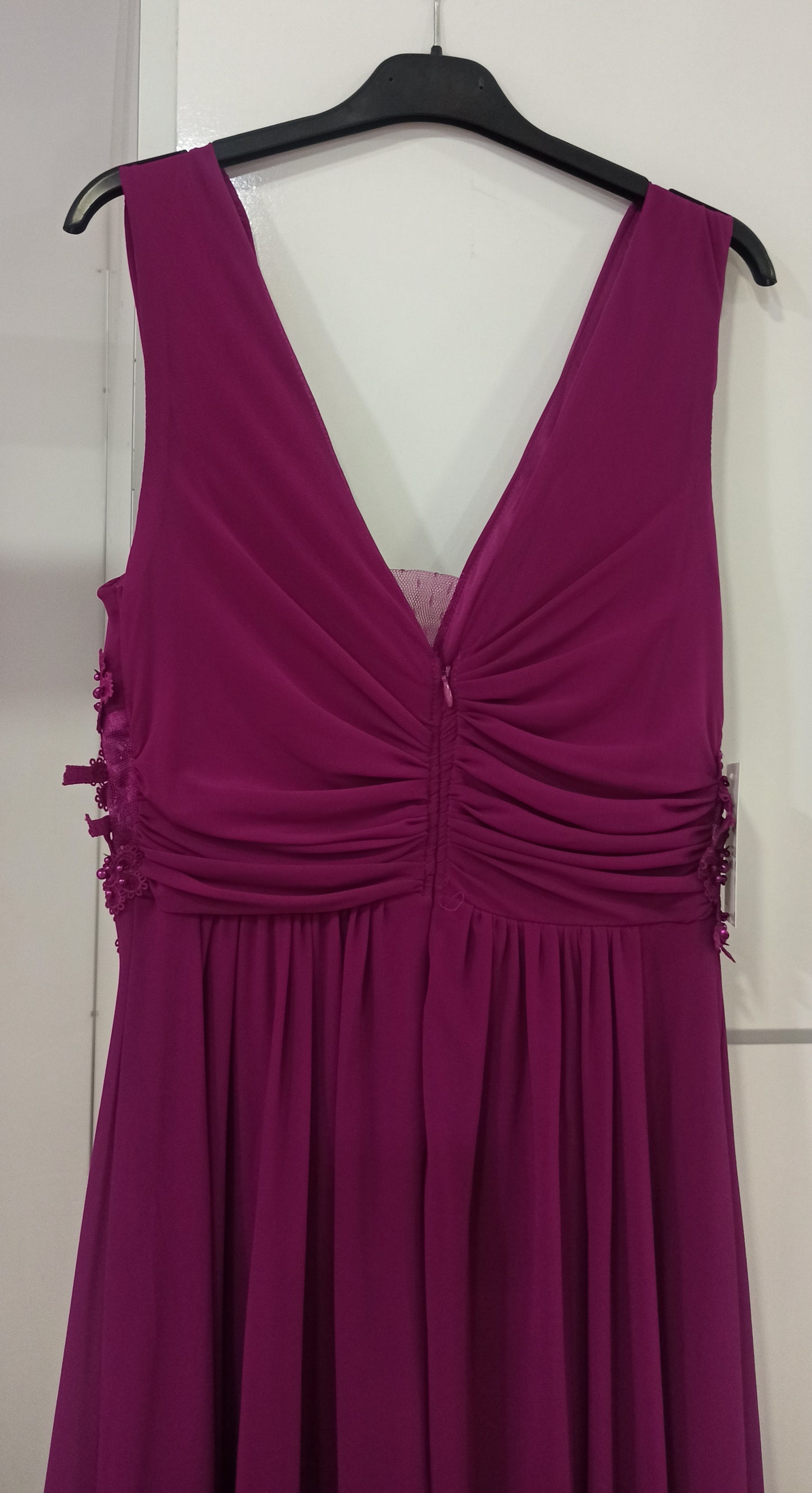 espalda vestido de fiesta largo para boda con encaje ne la cintura magenta