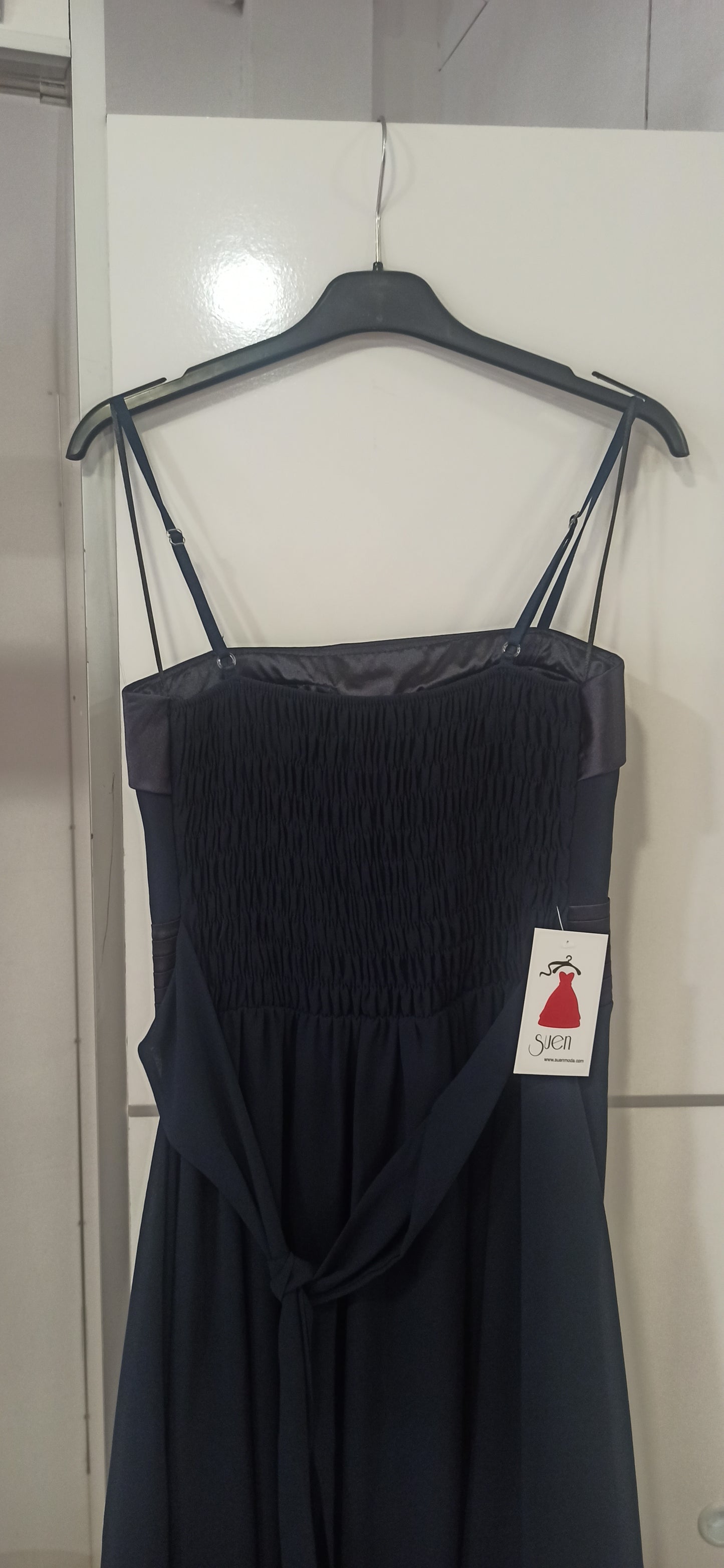 espalda vestido de fiesta corto azul marino con escote palabra de honor y detalle de flor en la cintura