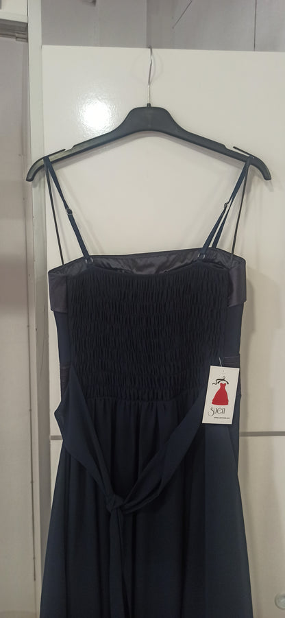 espalda vestido de fiesta corto azul marino con escote palabra de honor y detalle de flor en la cintura