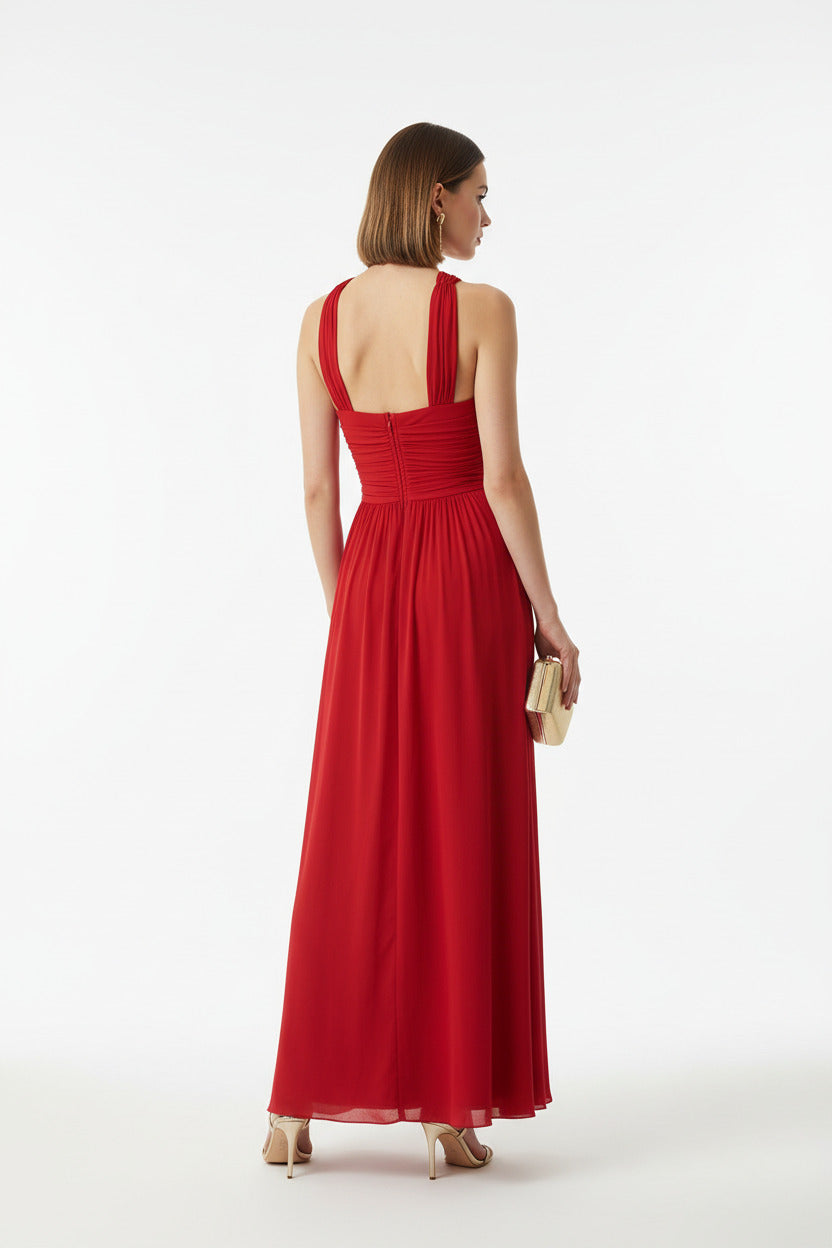 espalda escote vestido invitada boda largo con escote halter y abertura en la falda rojo