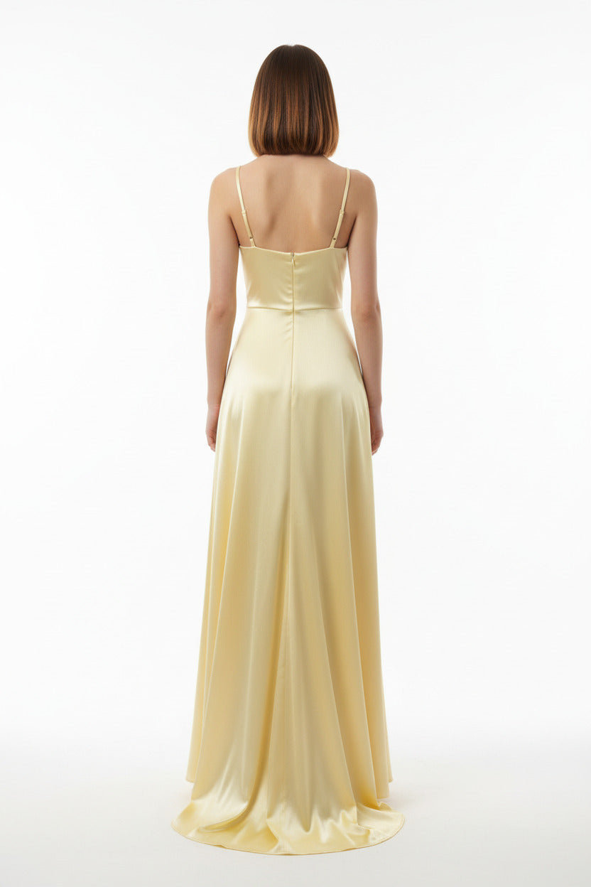 espalda vestido de fiesta largo de satén amarillo con abertura en la falda