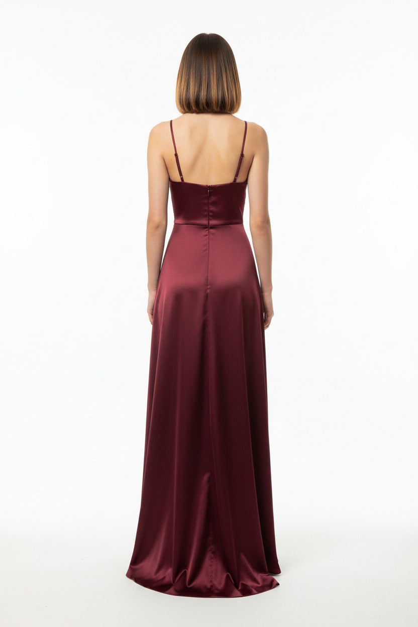 espalda vestido de fiesta largo de satén burdeos con abertura en la falda