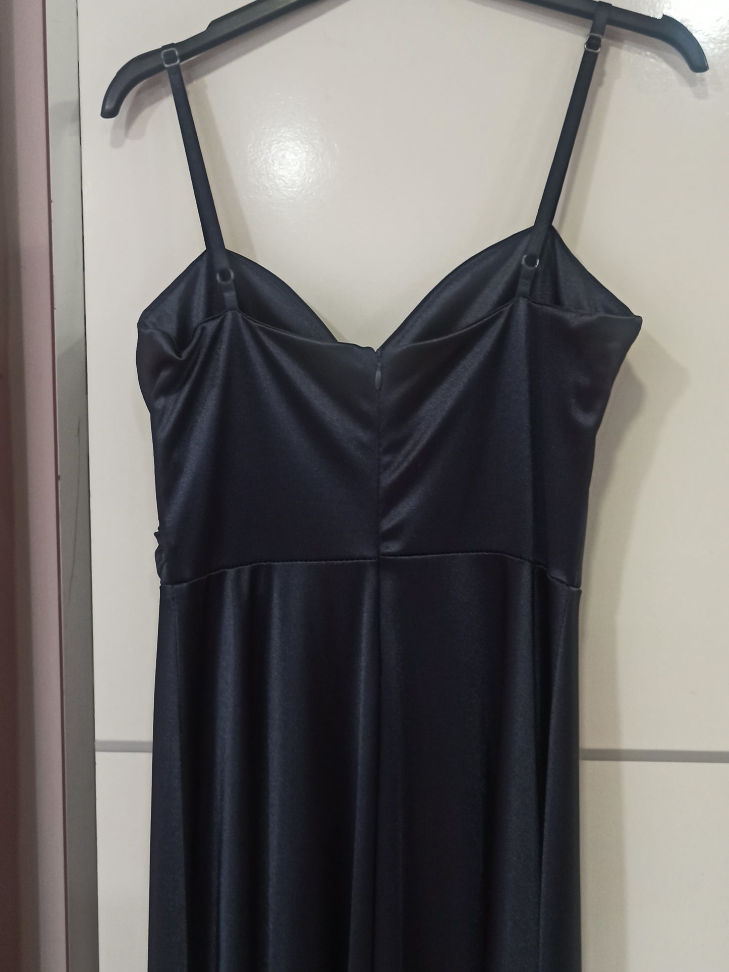 espalda vestido de fiesta largo de satén color azul marino y abertura en la falda