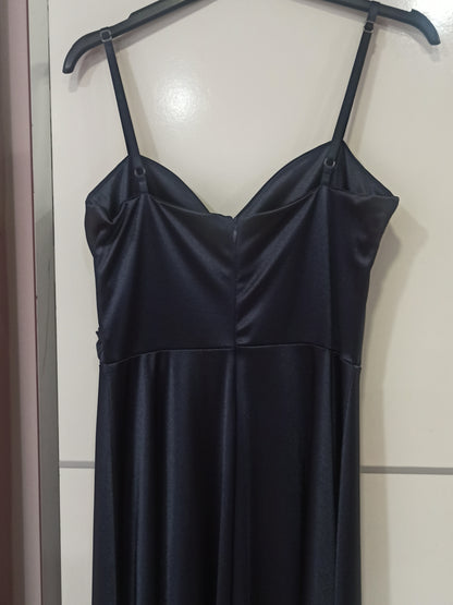 espalda vestido de fiesta largo de satén color azul marino y abertura en la falda