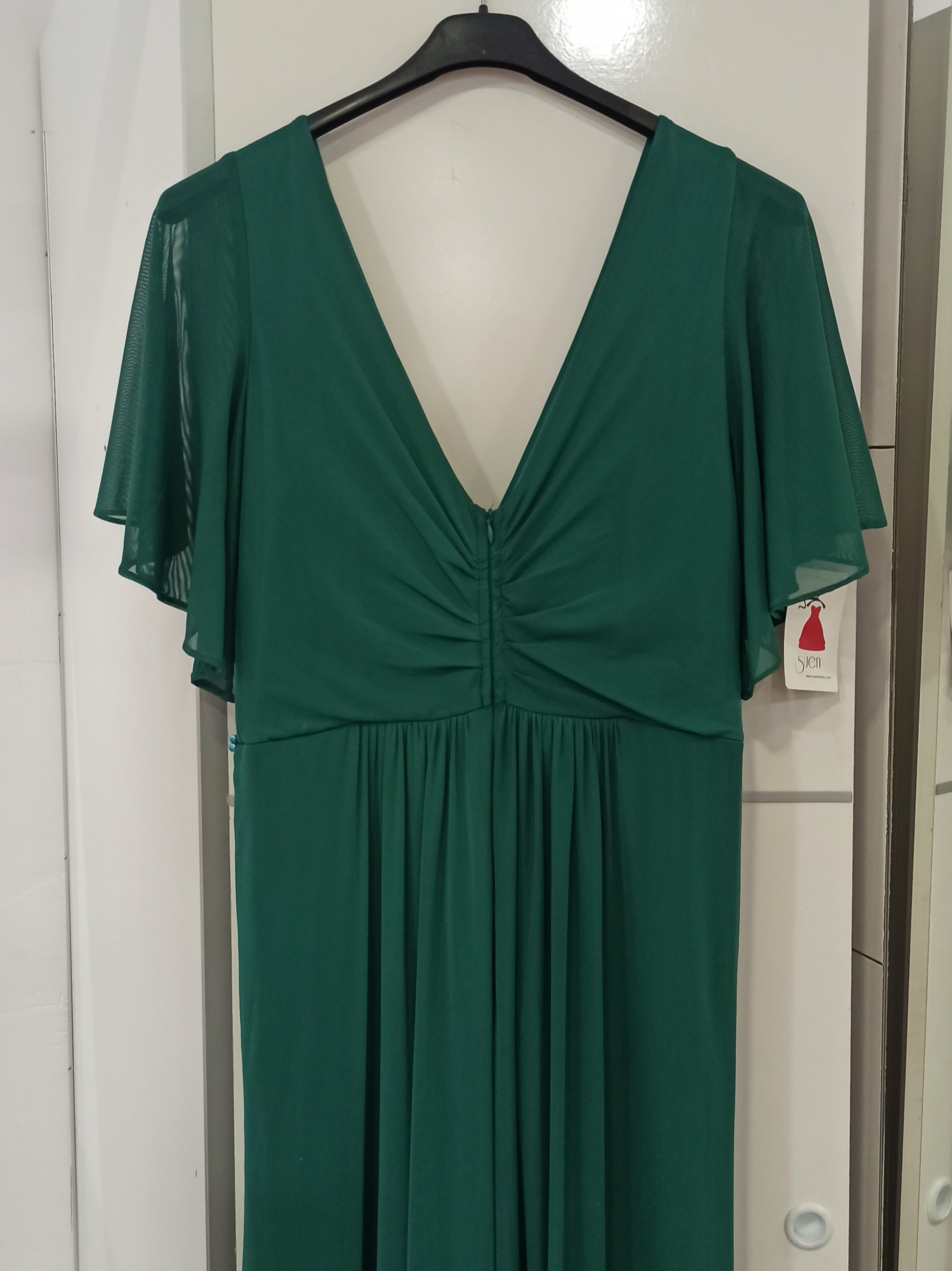 Vestido invitada boda favorecedor color verde con escote pico y manga corta detalle de pedreria-Vista espalda
