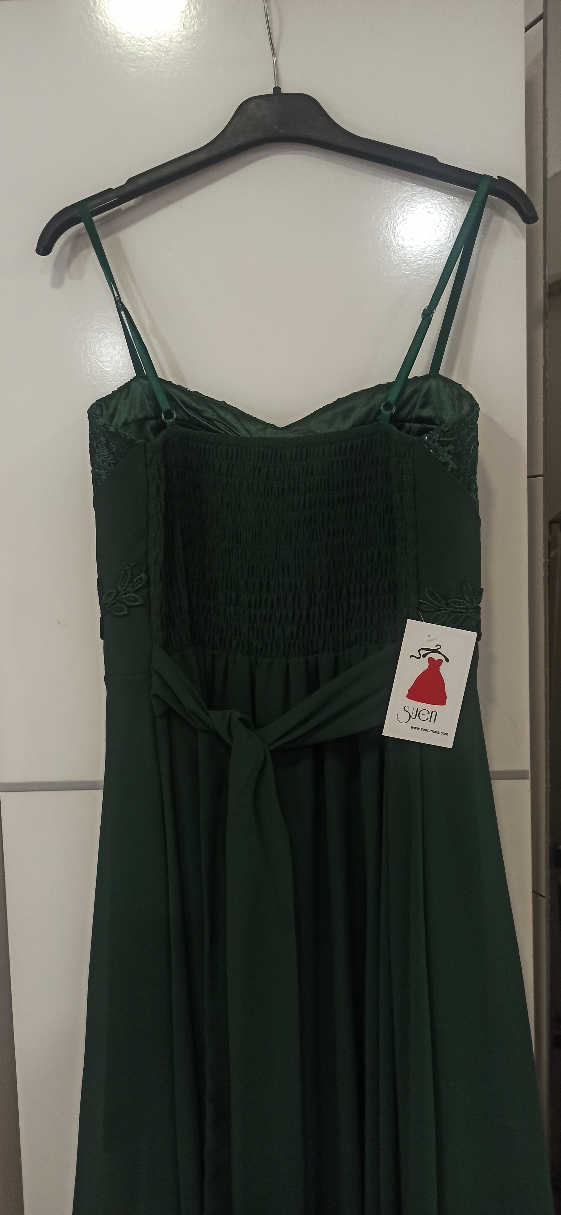 espalda vestido de fiesta corto con cola y encaje verde oscuro