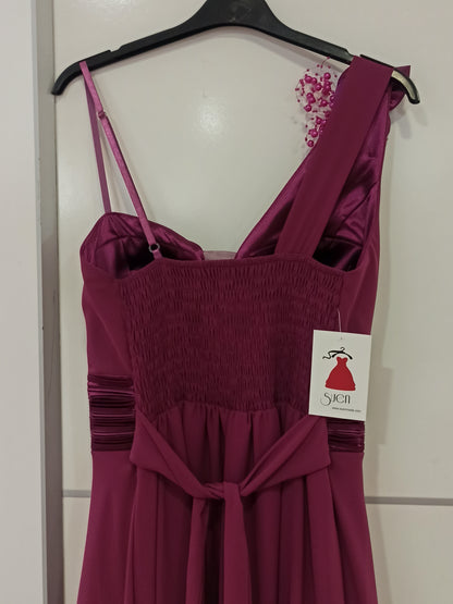 Espalda Vestido invitada boda corto con escote asimétrico detalle flor color burganvilla