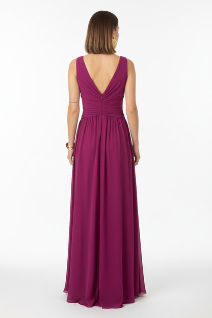 espalda vestido de fiesta largo con escote pico y abertura en la falda magenta