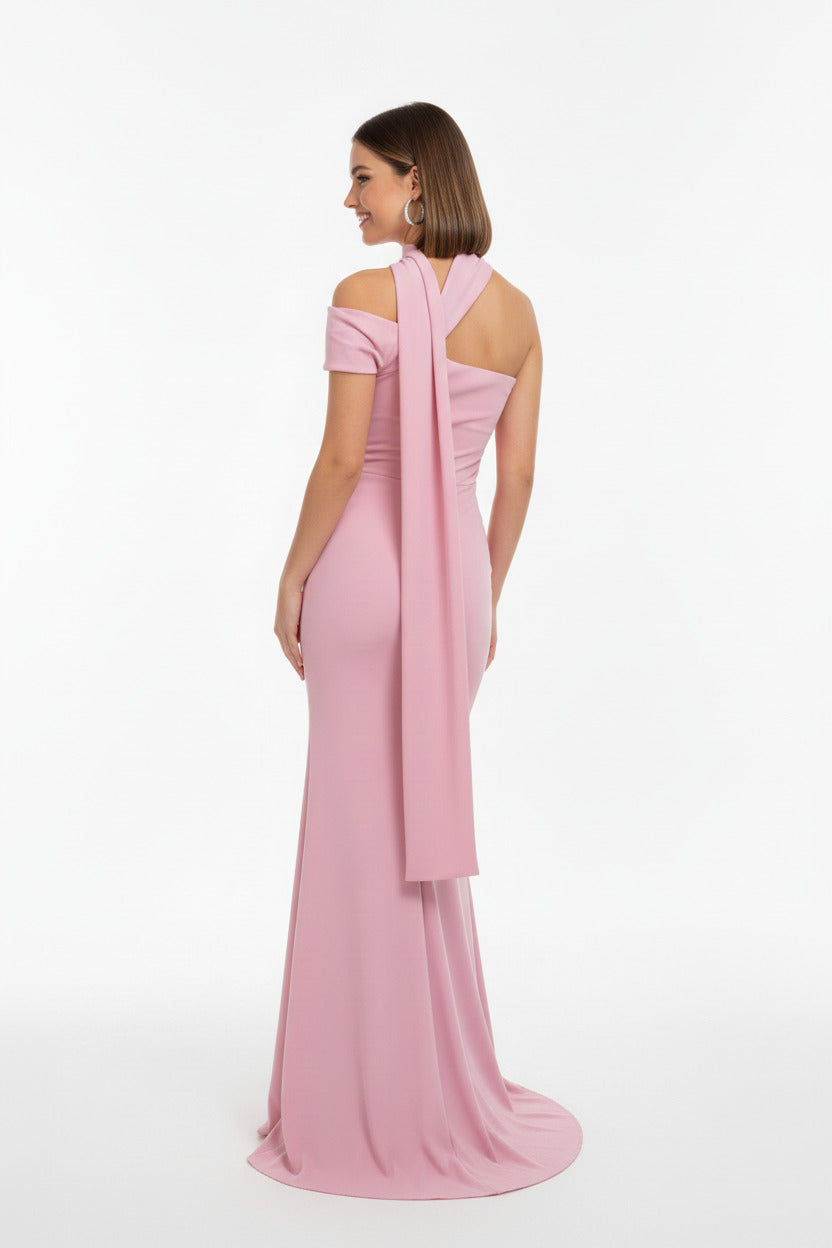 espalda vestido de fiesta sirena con escote asimétrico rosa