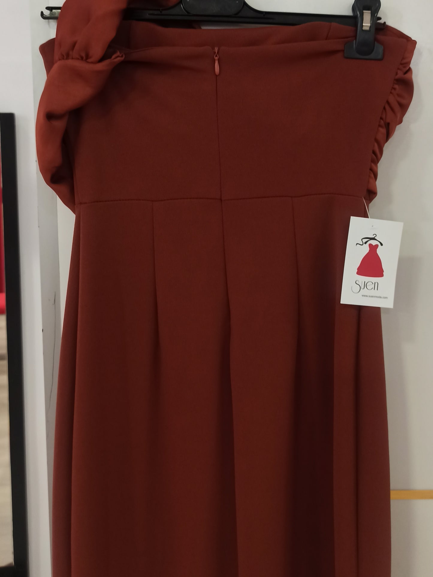 espalda vestido de fiesta largo escote asimétrico y corte ajustado terracota