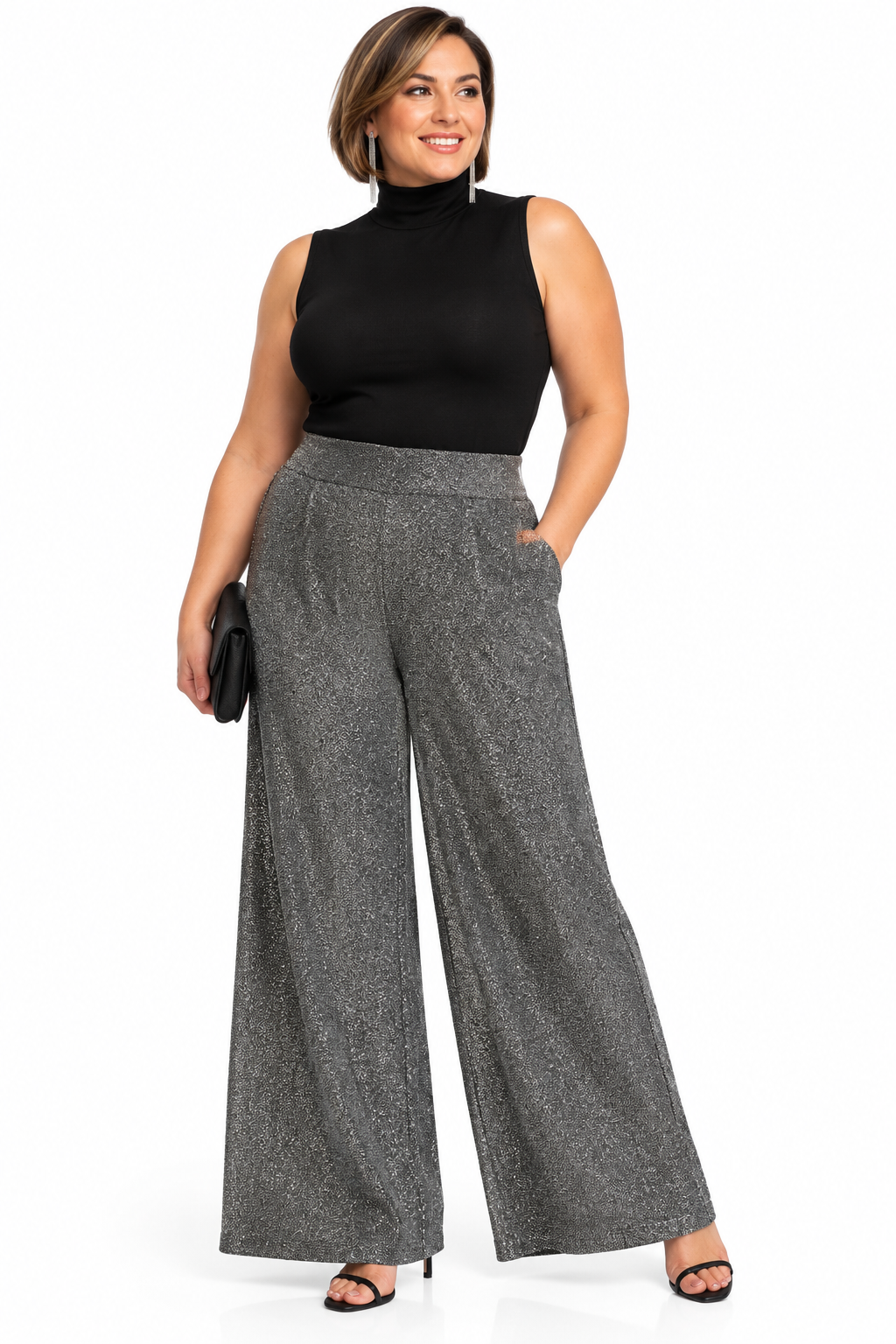 Pantalón palazzo de lurex plateado sobre modelo de talla grande, vista frontal