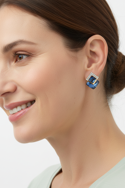 Modelo con pendientes de fiesta dorados con cristal azul