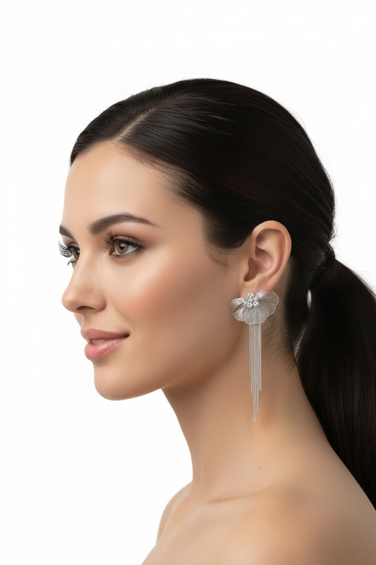 Modelo real de perfil con sonrisa llevando pendientes largos plateados de 6 cm