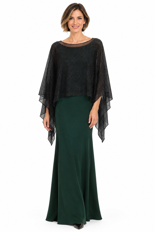 Modelo con capa negra de fiesta brillante sobre vestido largo verde oscuro